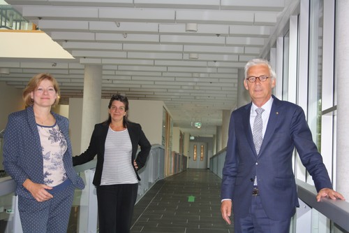 Foto uit Magazine Stationslocaties met wethouder Van Dongen, Huizinga en programmamanager Miriam Bode