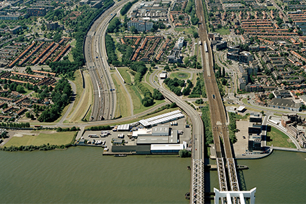Luchtfoto Zwijndrecht A16 en spoor